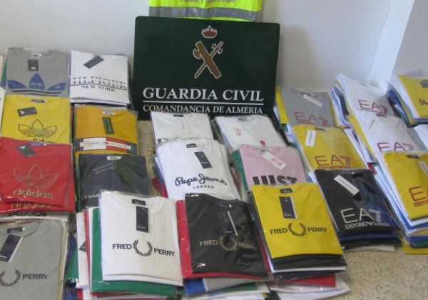 LA GUARDIA CIVIL INVESTIGA EN E EJIDO A UNA PERSONA POR VENDER PRENDAS FALSIFICADAS CON EL LOGOTIPO DE CONOCIDAS MARCAS