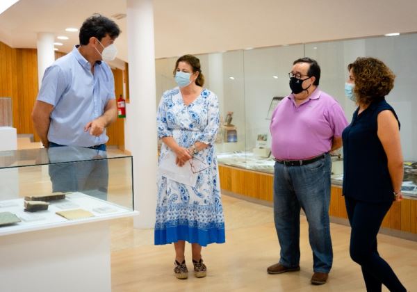 Una colección de libros y revistas antiguas visten la Sala Juan Ibáñez de la Plaza de Toros