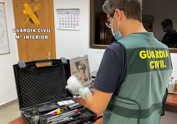 La Guardia Civil detiene en dos actuaciones diferentes a los autores de dos robos con fuerza en Roquetas de Mar