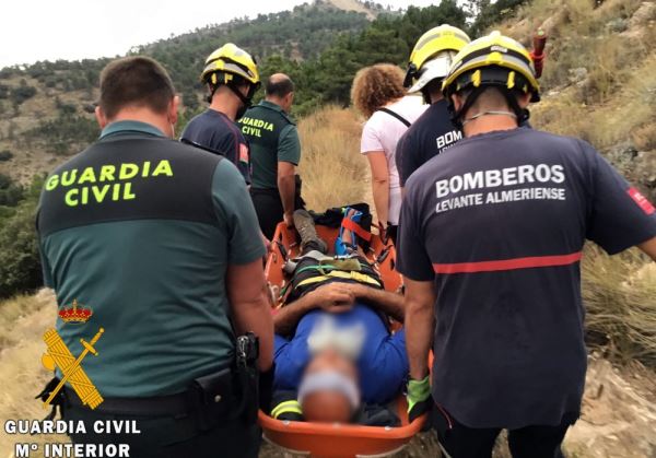 La Guardia Civil auxilia a un senderista herido en Bayarque (Almería)