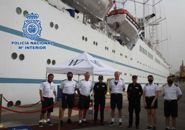 La Policía Nacional da seguridad al primer crucero de turistas que llega a Almería tras el inicio de la pandemia
