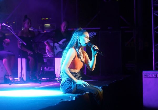 India Martínez encandila al público de Berja con su concierto de la gira ‘Palmeras Tour’