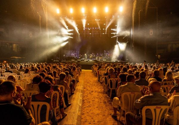 El Raphael “de siempre” enamora a Roquetas de Mar en el concierto con el que celebra 60 años en los escenarios