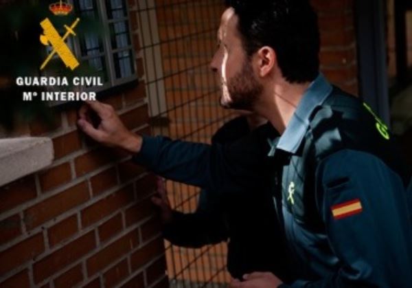 LA GUARDIA CIVIL DETIENE INFRAGANTI A LOS CUATRO AUTORES DE UN ROBO EN EL INTERIOR DE UNA VIVIENDA EN SAN ISIDRO-NIJAR