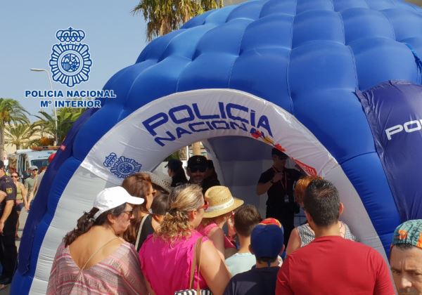 Agentes de la Policía Nacional dan seguridad en la Vuelta Ciclista a España