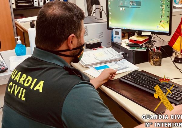 La Guardia Civil detiene a un menor e investiga a otro como autores de un delito de extorsión a otro menor en Adra