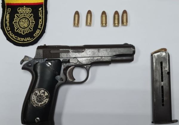 La Policía Nacional en Almería ha detenido a  un hombre que portaba un arma de fuego en el interior de un local de alterne