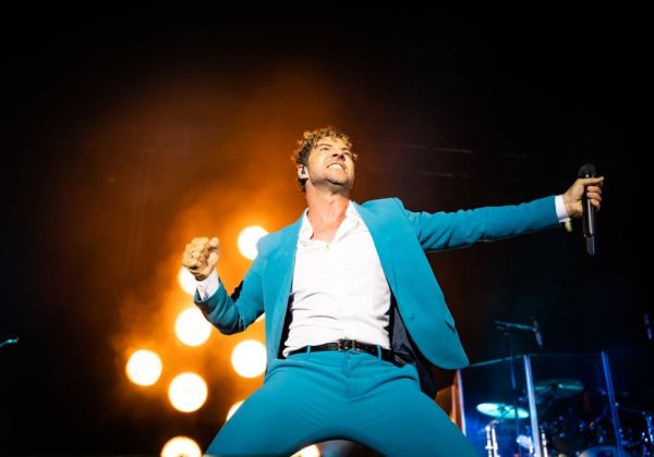 David Bisbal repasa sus 20 años de trayectoria musical en un concierto memorable en Roquetas de Mar