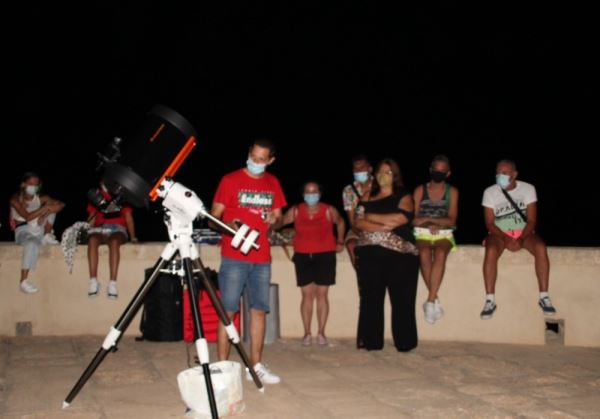 Éxito de la velada de observación astronómica ‘Bajo las estrellas’ organizada en el Castillo de Guardias Viejas.