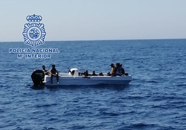 La Policía Nacional ha detenido a dos personas por patronear una embarcación hasta las costas almerienses