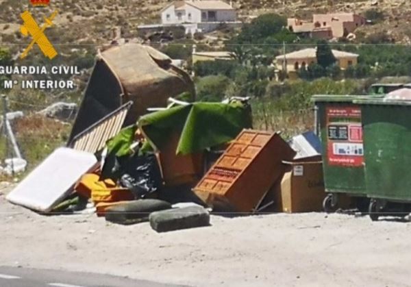 La Guardia Civil levanta acta de infracción a un vecino de Cantoria por arrojar muebles y enseres en una zona no habilitada