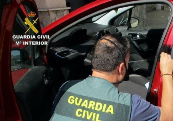 La Guardia Civil evita varios robos en interior de vehículos en Nijar