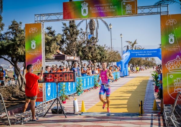 Los triatletas Bruno Raso y Ana Gay, campeones absolutos del V Triatlón Cros Ciudad de Roquetas