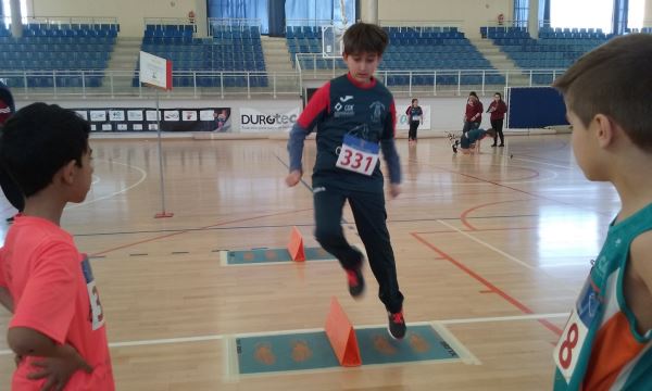 Más de 100 escolares participan en los Talleres Deportivos 'Jugando al atletismo' de Diputación