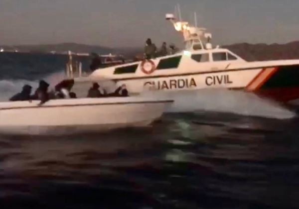La Guardia Civil detiene al patrón de una patera con 15 personas a bordo