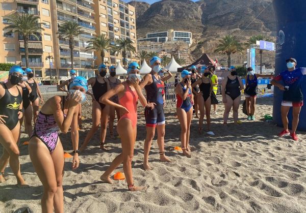 Más de 200 nadadores participan en la Travesía a Nado “Puerto de Aguadulce” en sus distintas categorías