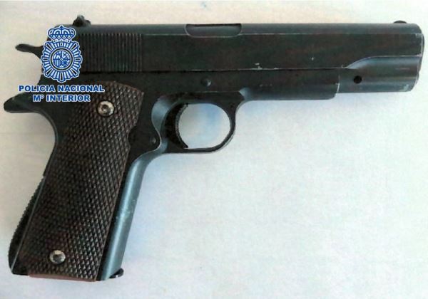 La Policía Nacional detiene a un hombre que agredió y amenazó de muerte con una pistola a varias personas