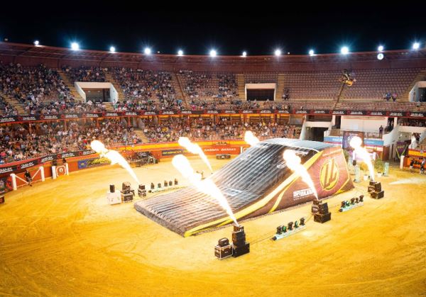 Cientos espectadores disfrutan un año más del espectáculo Freestyle en la Plaza de Toros de Roquetas de Mar