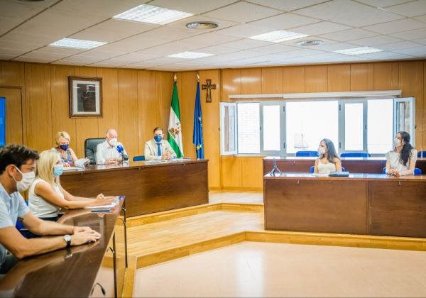 Los alumnos de IES Las Marinas, Turaniana, Sabinar y Mar Mediterráneo podrán usar las líneas del Consorcio