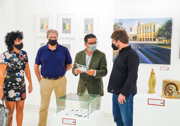 Miembros de la Asociación de Artesanos Profesionales de Almería exponen sus trabajos en la galería Alfareros