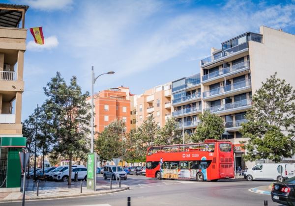 Los usuarios de la Residencia Virgen del Rosario recorren en el bus turístico los principales enclaves del municipio