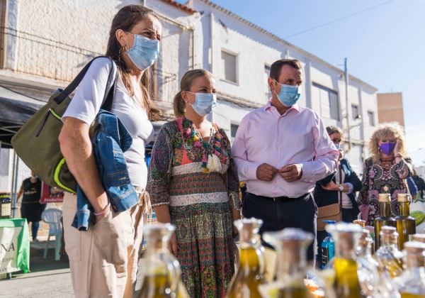 Diputación y ‘Sabores Almería’ defienden la excelencia de la agricultura tradicional en el ‘Ecomercado’ de Abla