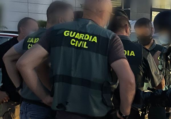 LA GUARDIA CIVIL DETIENE EN PULPI A LOS DOS AUTORES DE UN ROBO CON VIOLENCIA QUE CONTABAN CON ORDENES DE BUSQUEDA EN VARIOS JUZGADOS.