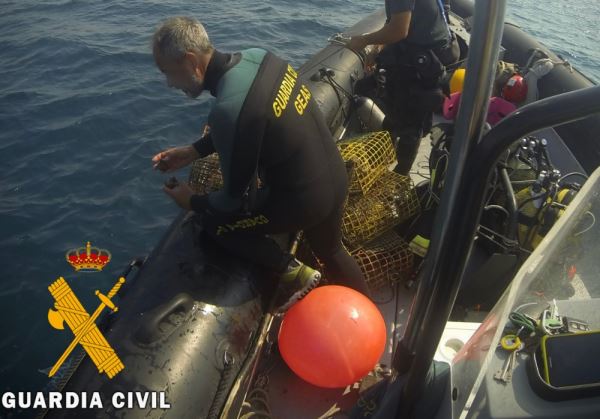 LA GUARDIA CIVIL RETIRA 70 NASAS DE PESCA ILEGAL QUE HAN DESTRUIDO UNA PRADERA DE POSIDONIAS EN EL FoNDO MARINO DE LA COSTA DE RETAMAR