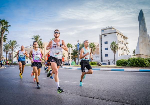 Más de 650 corredores participan un año más en la IV edición de la Media Maratón “Ciudad de Roquetas”