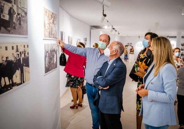 Una exposición de fotografías muestra el pasado, presente y futuro de la mujer rural en Roquetas de Mar