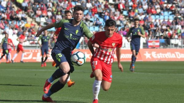 Cuarta derrota consecutiva de la UD Almería que cayó 1-3 frente al Sporting de Gijón