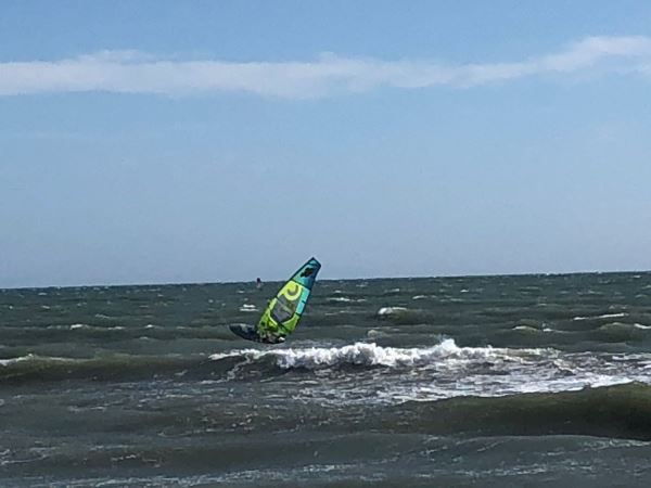 Medio centenar de Windsurfistas protagonizaron maniobras espectaculares en la 'Culoperro 2018'