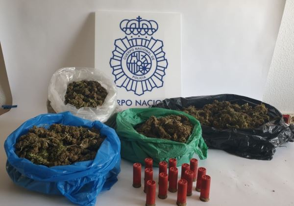 Interceptados en plena calle cuando transportaban marihuana     La Policía Nacional en Almería ha detenido a cuatro personas cuando transportaban marihuana por las calles de la ciudad