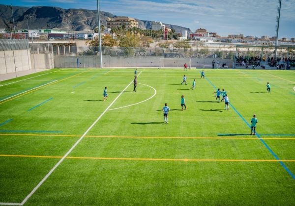Gabriel Amat inaugura el nuevo campo de fútbol de El Parador con césped artificial de última generación