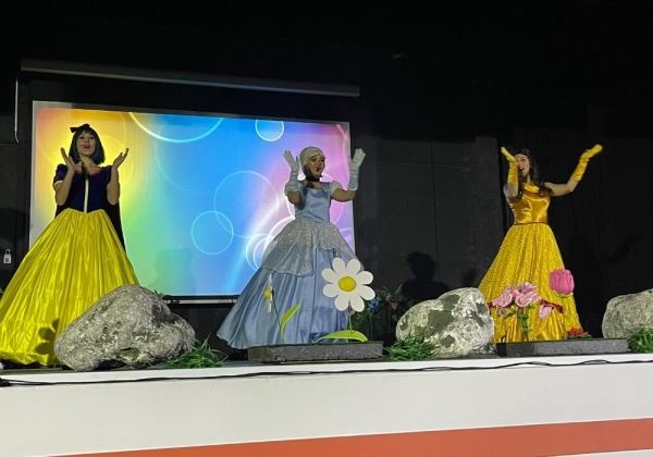 Lleno en el Teatro Multiusos de Huércal para disfrutar del musical benéfico ‘Princesas’ por el Día del Niño