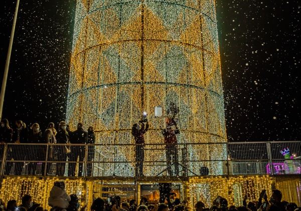 Roquetas de Mar da la bienvenida a la Navidad con el tradicional encendido en el Parque de Los Bajos