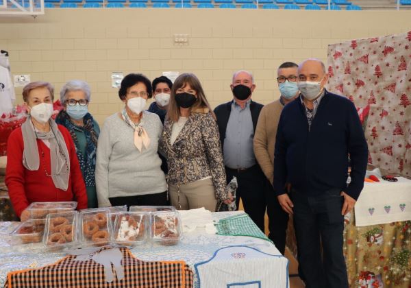 El Mercadillo Navideño de El Ejido se ha convertido hoy en un gran escaparate al aire libre de la solidaridad vecinal y la amplia oferta comercial de la ciudad