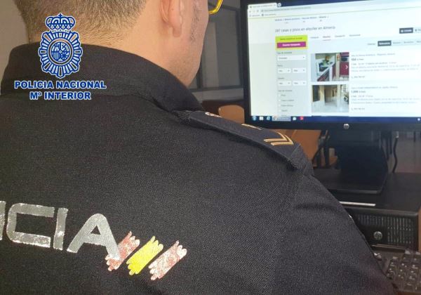 La Policía Nacional detiene en Almería a dos estafadores de falsos alquileres vacacionales