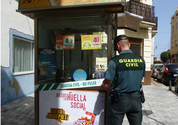 LA GUARDIA CIVIL DETIENE A UNA PAREJA QUE COBRÓ 800 EUROS EN PREMIOS CON LA LOTERIA QUE HABIAN ROBADO ERN EL DOMICILIO DE UN VENDEDOR DE LA ONCE