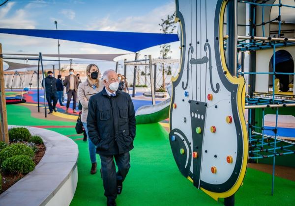 El Parque Municipal de El Parador, situado en la calle Eduardo Fajardo junto a la Escuela de Música, ha abierto sus puertas al público. El alcalde de Roquetas de Mar, Gabriel Amat, acompañado por los concejales de su equipo de Gobierno ha inaugurado