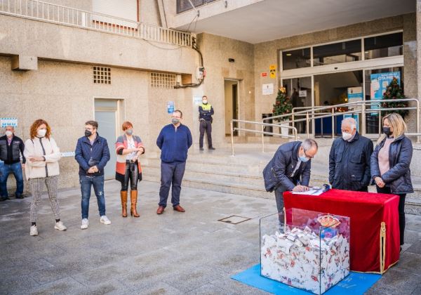 El Ayuntamiento de Roquetas de Mar reparte 23 premios en el sorteo de la campaña de comercio de Navidad