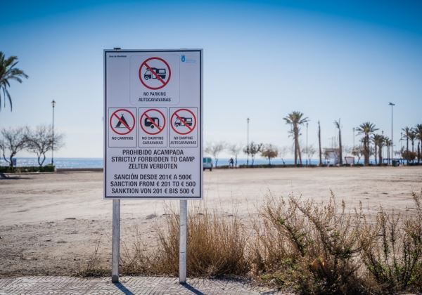 Roquetas de Mar instala paneles informativos para evitar el estacionamiento de caravanas en zonas no autorizadas