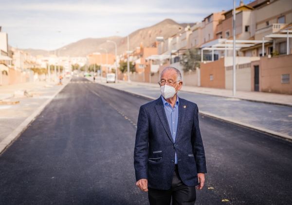 El alcalde de Roquetas de Mar ha visitado la finalización de la primera fase de los trabajos de remodelación que se están llevando a cabo en la Avenida Muñoz Seca de Aguadulce.