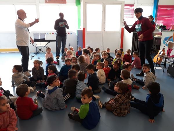 La Guardería Municipal de Adra acoge un concierto para estimular la aptitud musical de los bebés