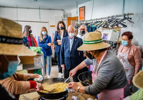 Roquetas de Mar celebra el Día de Andalucía con una gran participación vecinal disfrutando de las tradicionales migas