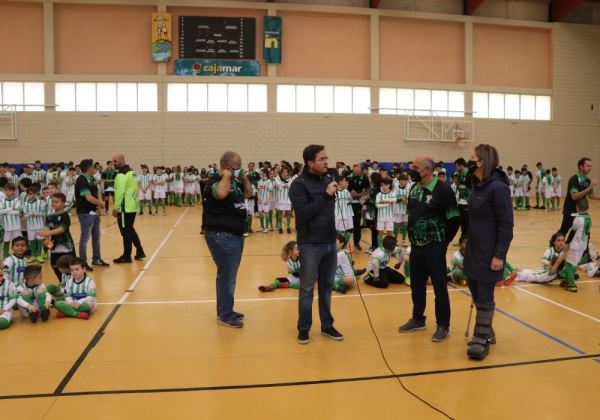 El Pabellón de Deportes acoge la presentación de los 15 equipos de ‘Las Norias Club de Fútbol’.