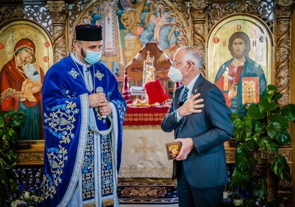 Amat asiste a la misa con motivo de la celebración del Día Nacional de la Madre en Rumanía en la basílica ortodoxa