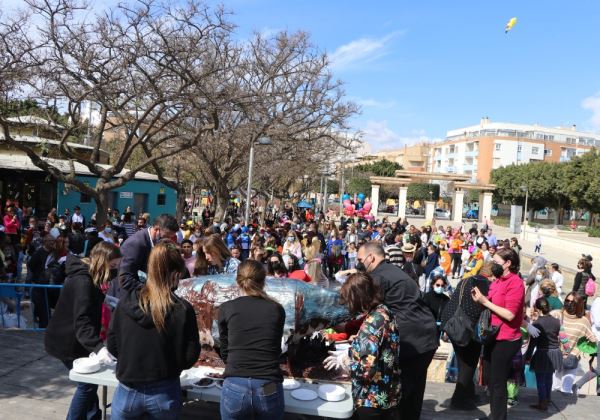 Cientos de ejidenses han disfrutado de un Carnaval muy especial en el que una gran sardina artesanal de chocolate de 120 kilos ha sido la gran novedad de este año