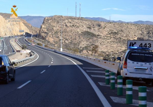 La Guardia Civil investiga a un conductor que detuvo su vehículo en la calzada provocando un accidente mortal.