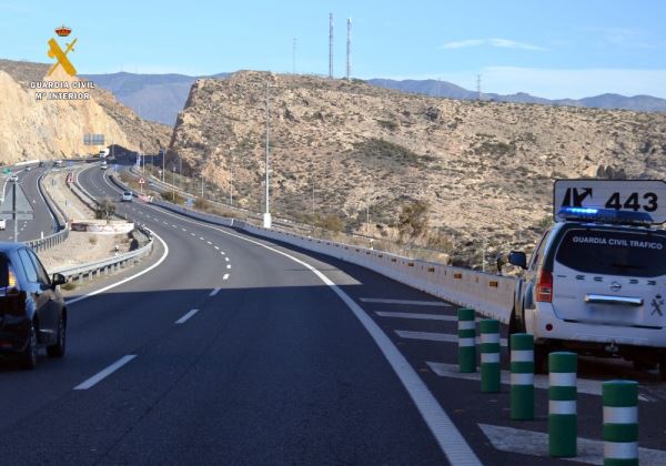 La Guardia Civil detiene al conductor de un camión que circula temerariamente a través de un piquete informativo en la A-7 en El Ejido